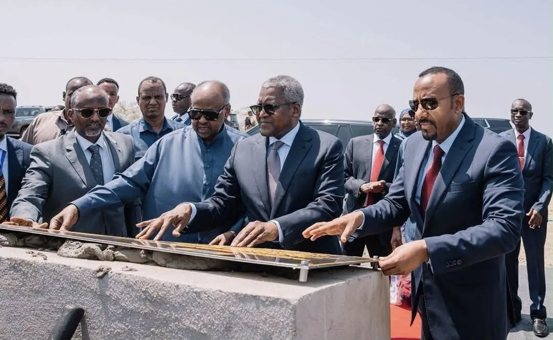 Djibouti President Ismaïl Omar Guelleh, Ethiopian Prime Minister Abiy Ahmed and Aliko Dangote at the launching ceremony.